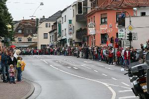 Bild: Zahlreiche Zuschauer hatten sich in der Ortsdurchfahrt Eppelborn versammelt
