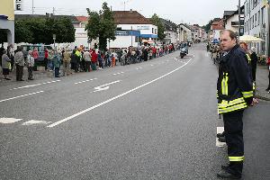 Bild: Die Feuerwehr sicherte mit zahlreichen Einsatzkräften die Einmündungen zur Radstrecke