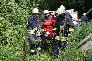 Bild: Die Tragkraftspritze wird zur Wasserentnahmestelle gebracht