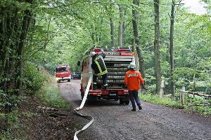 Bild: Mit dem Schlauchwagen wird die Versorgungsleitung von der Einsatzstelle zur Wasserentnahmestelle verlegt