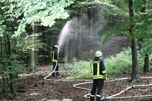 Bild: An der fitkiven Einsatzstelle: Vornahme eines C-Rohres zur Brandbekämpfung