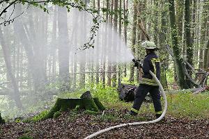 Bild: An der fitkiven Einsatzstelle: Vornahme eines C-Rohres zur Brandbekämpfung