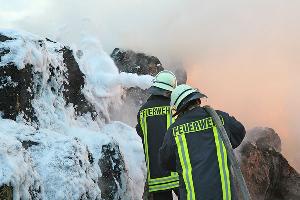 Bild: Auch mit Löschschaum kämpften die Einsatzkräfte gegen die Flammen und versuchten, ein weiteres Ausbreiten des Brandes zu verhindern