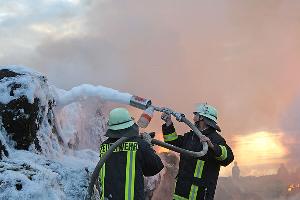 Bild: Auch mit Löschschaum kämpften die Einsatzkräfte gegen die Flammen und versuchten, ein weiteres Ausbreiten des Brandes zu verhindern