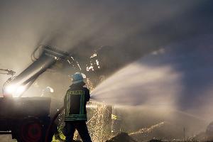 Bild: Die Löscharbeiten zogen sich bis nach Mitternacht.