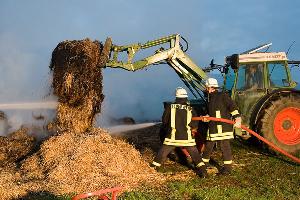 Bild: Mit einem Traktor wurden die Rundballen auseinandergezogen, um versteckte Glutnester zu finden
