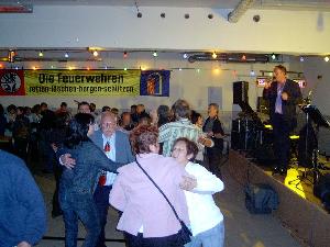Bild: Dichtes Gedränge auf der Tanzfläche in der Fahrzeughalle des Feuerwehrgerätehauses Wiesbach.