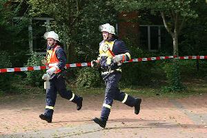 Bild: Die praktischen Aufgaben mussten unter Zeitdruck bewältigt werden (Foto: Heinrich Christian Klein, Kreisfeuerwehrverband Neunkirchen)