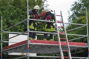 Bild: Die Mannschaften aus Bubach-Calmesweiler mussten den Löschangriff unter Atemschutzeinsatz vortragen