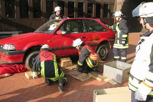 Bild: Die Mannschaft aus Bubach-Calmesweiler bei der Aufgabe "Retten einer Person unter einem Fahrzeug"
