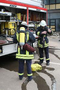 Bild: Ausrüsten mit Atemschutzgeräten