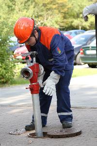 Bild: Mit einem sogenannten Standrohr wird Löschwasser aus einem Hydranten entnommen