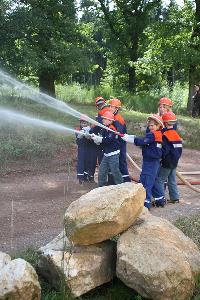 Bild: Wasser marsch! Mit großem Eifer war der Feuerwehrnachwuchs bei der Arbeit