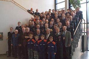Bild: Gruppenfoto der geehrten Feuerwehrmänner und -frauen