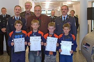 Bild: Timo Spaniol, Marius Gerber, Philipp Lenz und Max Zöllner wurden als neue Mitglieder in die Jugendfeuerwehr im Löschbezirk Dirmingen aufgenommen