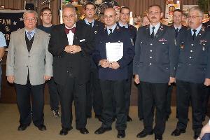 Bild: Christian Holz wurde von Bürgermeister Lutz und Wehrführer Recktenwald vom Brandmeister zum Oberbrandmeister befördert (von links nach rechts: Ortsvorsteher Berthold Schmitt, Bürgermeister Fritz Hermann Lutz, Christian Holz, Wehrführer Hermann Josef Recktenwald, Löschbezirksführer Felix Becker)