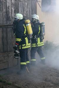 Bild: Dichter Rauch dringt aus der Scheune