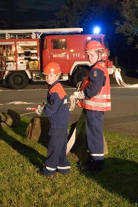 Bild: Mit Feuereifer bei der Sache: Jugendfeuerwehrleute aus Wiesbach und Eppelborn bei der gemeinsamen Nachtübung