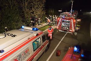 Bild: Ein Großaufgebot an Hilfskräften war bei dem Verkehrsunfall auf der B10 in Richtung Dirmingen im Einsatz