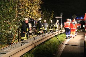 Bild: Die Unfallstelle wurde von der Feuerwehr mit Scheinwerfern ausgeleuchtet