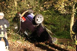 Bild: Mit Stahlseilen wurde das Fahrzeug gegen ein weiteres Abrutschen gesichert