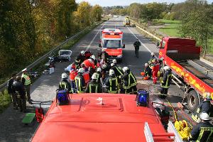 Bild: Bei einem Verkehrsunfall zwischen Bubach und Lebach wurde eine junge Fahrerin in ihrem Fahrzeug eingeklemmt und erlitt lebensgefährliche Verletzungen