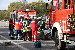 Bild: Gemeinsam mit Notarzt und den Rettungsassistenten gelang die Rettung der Fahrerin