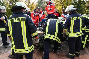Bild: Vor der technischen Rettung durch die Feuerwehr wurde der Zustand der Patientin durch den Notarzt stabilisiert