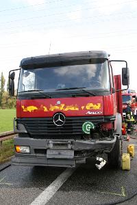 Bild: Der Fahrer des Lkw erlitt einen Schock, bliebt sonst aber unverletzt