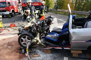 Bild: Mit einem hydraulischen Spreizer wurde der vordere Teil des Wagens von der Fahrgastzelle weggedrückt, um die Fahrerin zu befreien