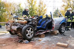 Bild: Das Fahrzeug wurde zur Stabilisierung mit Hölzern unterbaut, bevor mit den Rettungsarbeiten begonnen wurde
