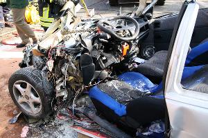 Bild: Nicht mehr viel Platz: Die Fahrgastzelle wurde bei dem Unfall erheblich eingedrückt