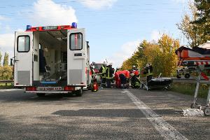 Bild: Nach der Befreiung aus dem Unfallfahrzeug: Die Fahrerin wird auf die Trage gelagert