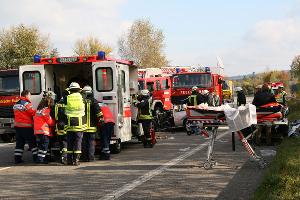 Bild: Zur Vorbereitung auf den Transport mit dem Rettungshubschrauber wird die junge Frau in den Rettungswagen gebracht