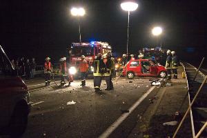 Bild: Die Fahrbahn war über mehrere hundert Meter mit Trümmerteilen übersät