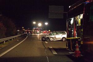 Bild: Erst nach den aufwändigen Ermittlungsarbeiten von Polizei und Unfallforschern konnte mit den Aufräumarbeiten begonnen werden