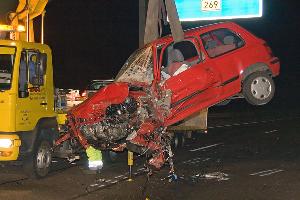 Bild: Am Haken: Das Fahrzeug der Unfallverursacherin wurde erheblich beschädigt