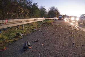 Bild: Die Fahrbahn war mit Trümmerteilen der Unfallfahrzeuge übersät