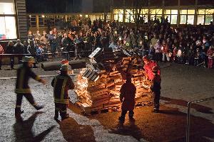 Bild: Viele Kinder waren mit ihren Laternen zum Martinsfeuer gekommen
