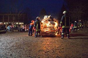 Bild: Seit vielen Jahren ist die Jugendfeuerwehr für das Martinsfeuer in Eppelborn verantwortlich