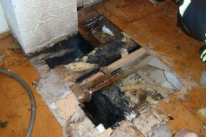 Bild: Mit einer Säge musste der Holzboden geöffnet werden