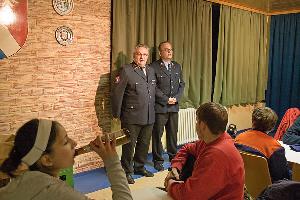 Bild: Gemeindejugendwart Karl Paul und Fachbereichsleiter Wettbewerbe Mario Franzisky überreichten die Auszeichnungen an die Jugendfeuerwehrleute