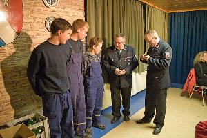 Bild: Mario Franziski verlieh die Jugendflamme der Stufe II an Dominik und Jonah Hoffmann und Timo Meiser