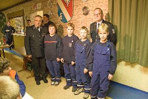 Bild: Kevin Scupin, Steven Bungert, Erik Sauer, David Riehm und Timo Urhahn erhielten von Gemeindejugendwart Karl Paul die Auszeichnung "Jugendflamme Stufe I"