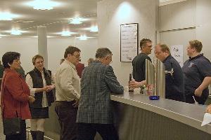 Bild: Auch die Bewirtung der Gäste übernahmen die Helfer der Feuerwehr