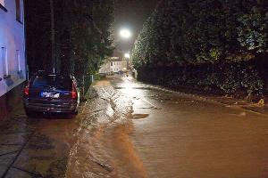 Bild: Große Wassermassen suchten sich einen Weg über die Straße