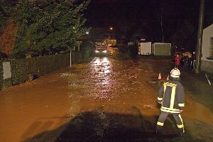Bild: Die Einsatzstelle in der Hellbergstraße: Auch hier war die Fahrbahn überflutet