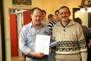 Bild: Wehrführer Hermann Josef Recktenwald (rechts) ehrte Werner Schwan für 40 Jahre aktiven Feuerwehrdienst