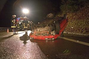 Bild: Dieses Fahrzeug überschlug sich bei einem Verkehrsunfall auf der Autobahn A1