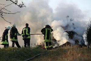 Bild: Das Heu wurde auseinandergezogen und kontrolliert abbrennen gelassen